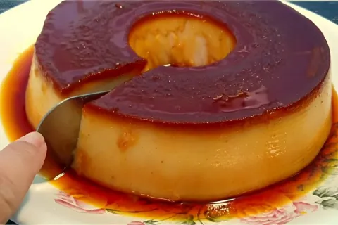 Se você tem pão velho em casa pode fazer esse pudim de pão é