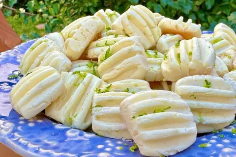 Sequilho de limão que derrete na boca rende mais de cem e é 