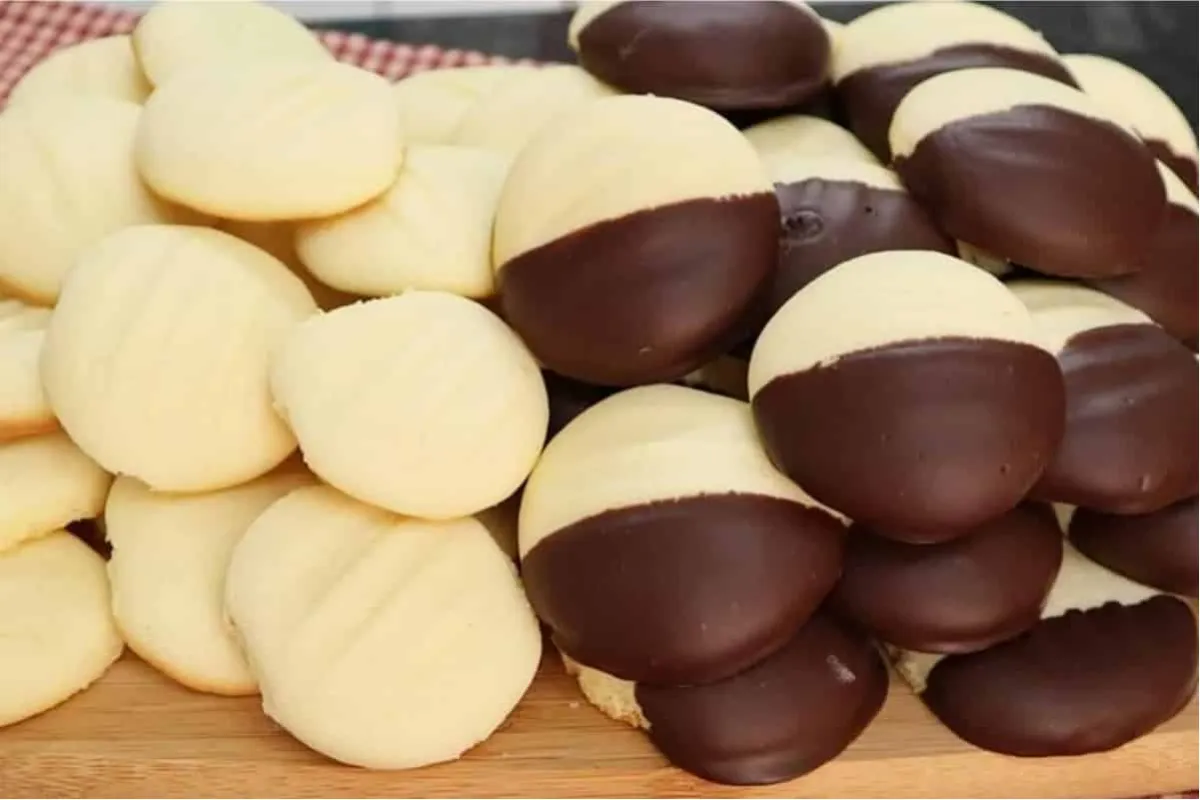 Sequilhos de leite condensado tradicional e com chocolate mu