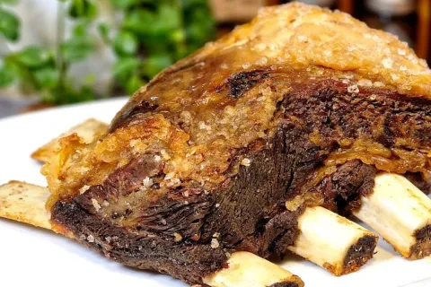 Só 2 ingredientes simples para preparar essa costela assada 