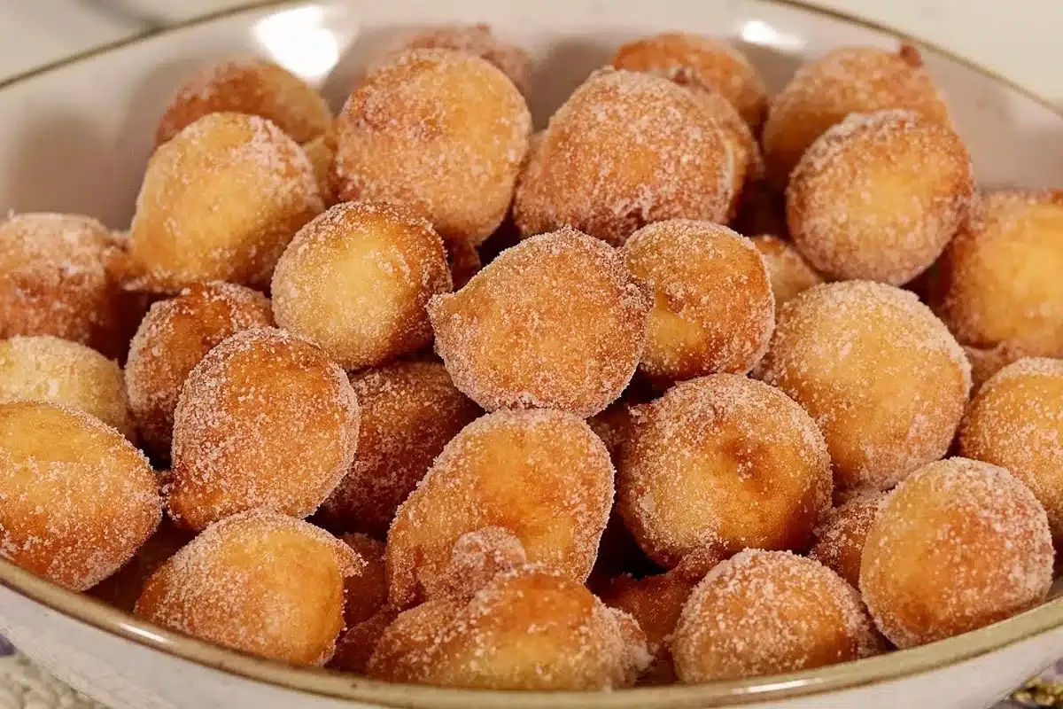 Só com 2 ovos fiz uma receita de bolinho de chuva deliciosa