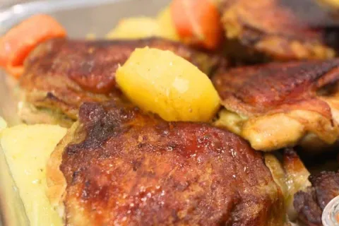 Sobrecoxa assada com batata: a receita simples e fácil que g