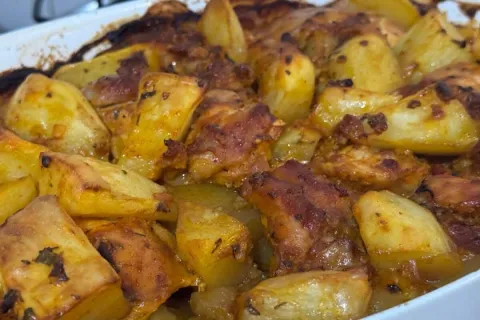 Sobrecoxa assada com batata bem macia e suculenta, que será 