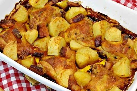 Sobrecoxa assada com batatas e bacon uma delícia para fazer 