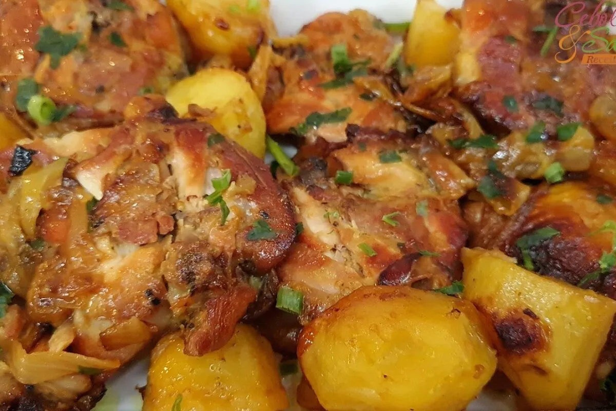 Sobrecoxa assada no forno com batatas bem douradinhas e sucu