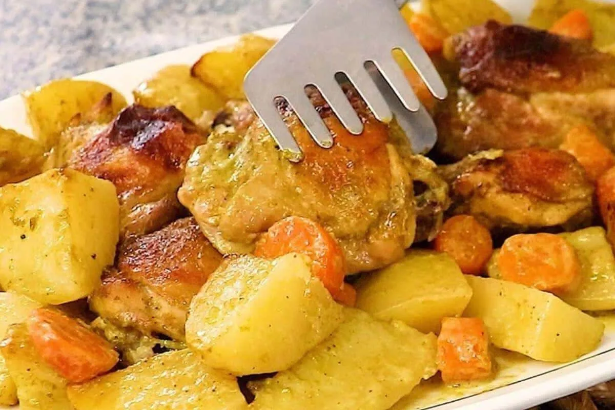 Sobrecoxa de frango assada com batatas é só temperar e levar