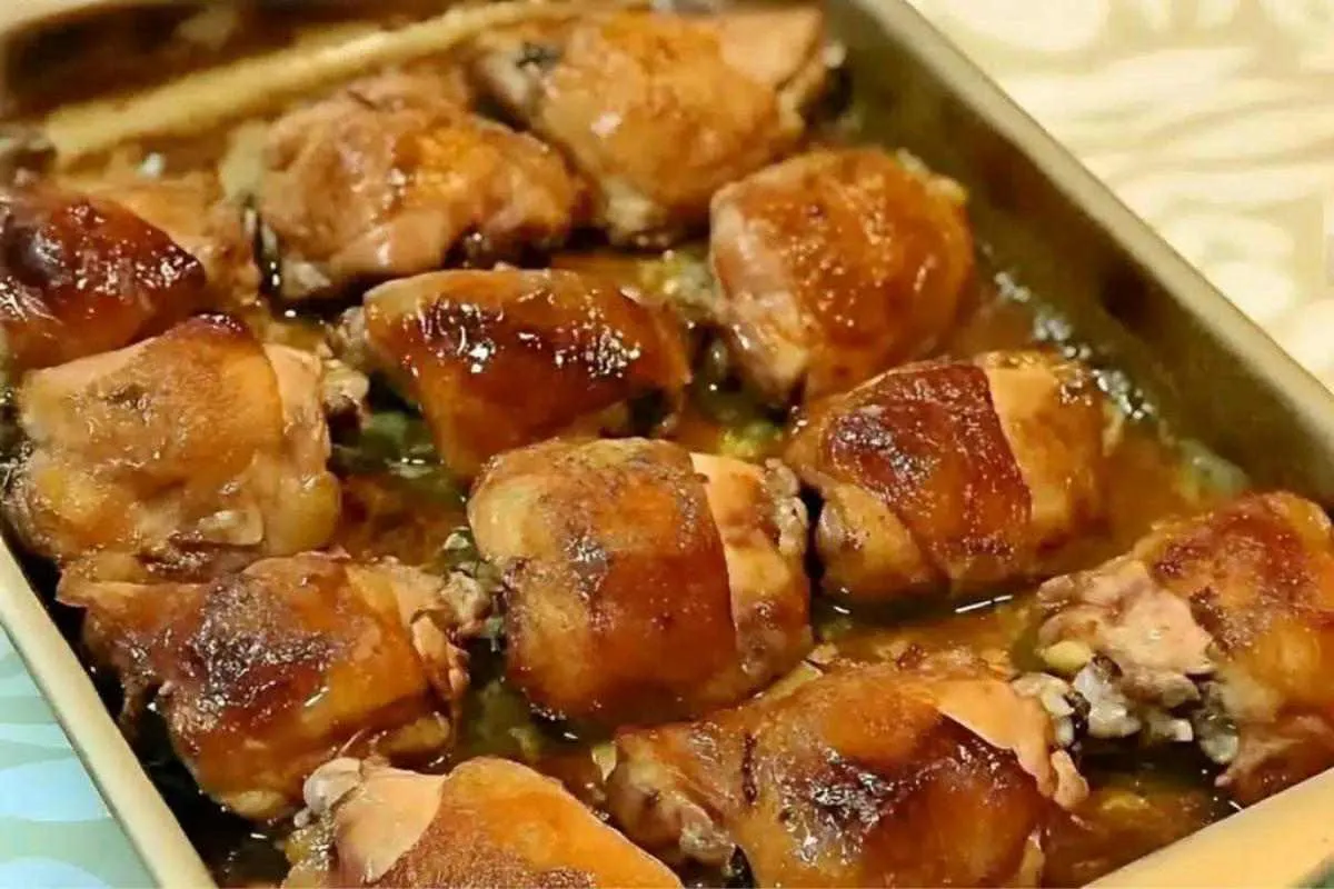 Sobrecoxa de frango assada com um segredo especial para fica