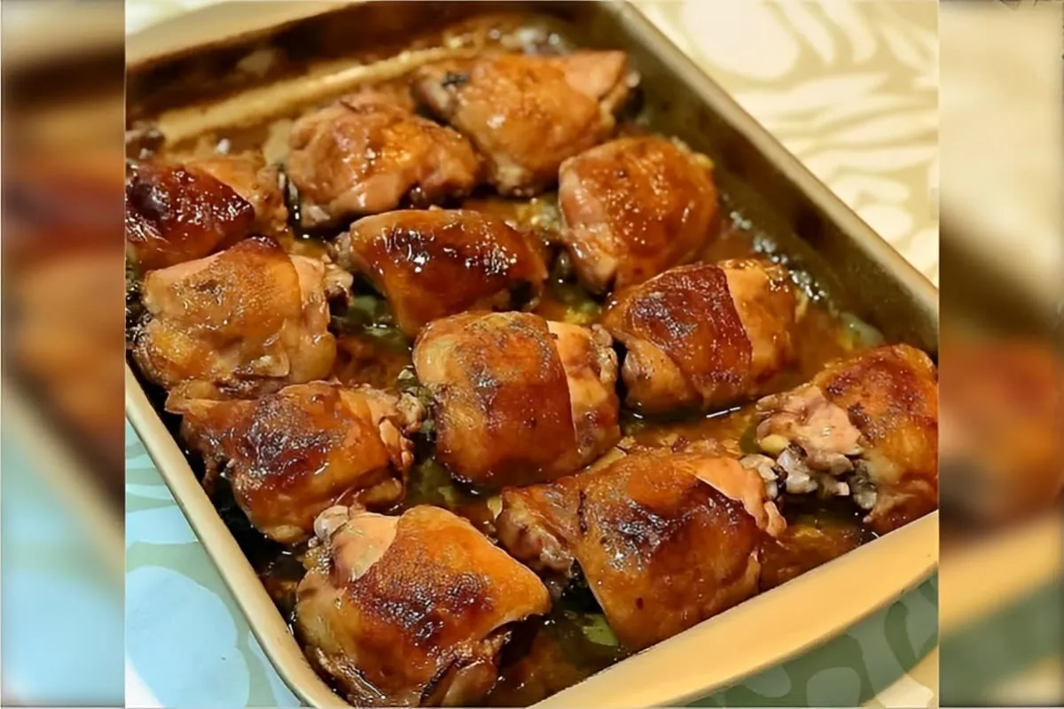 Sobrecoxa de frango assada no forno com tempero diferente vo