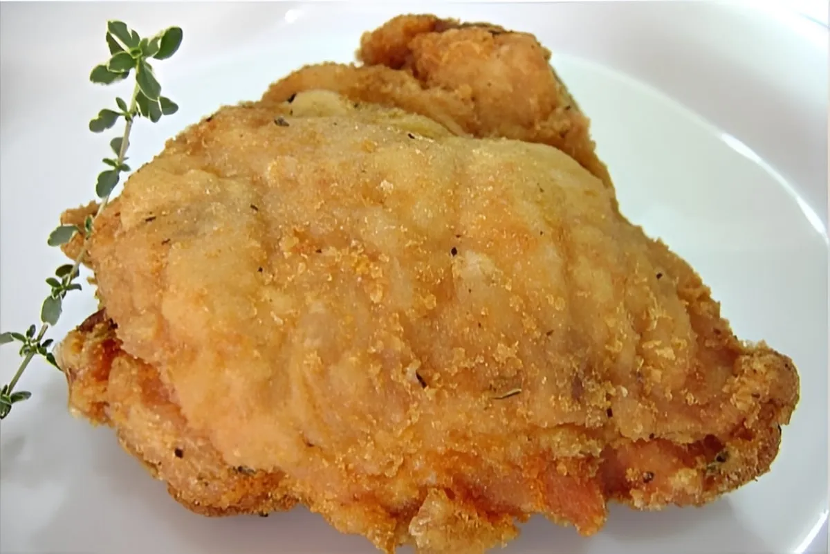 Sobrecoxa de frango frita e crocante deliciosa para o almoço