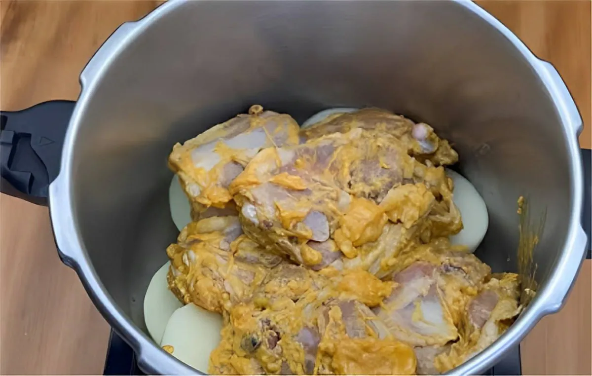 Sobrecoxa de frango na panela de pressão fica pronta em 15 m
