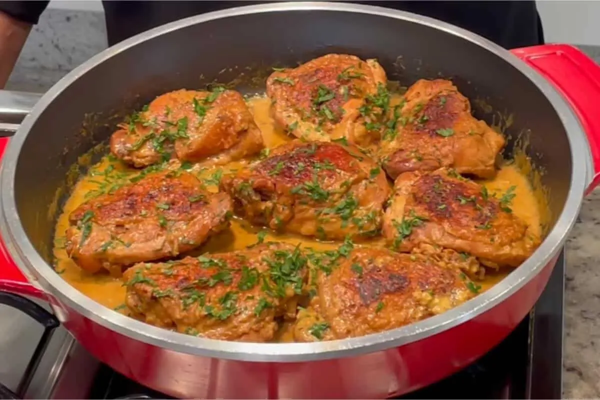 Sobrecoxa na mostarda: aprenda a fazer esse frango suculento