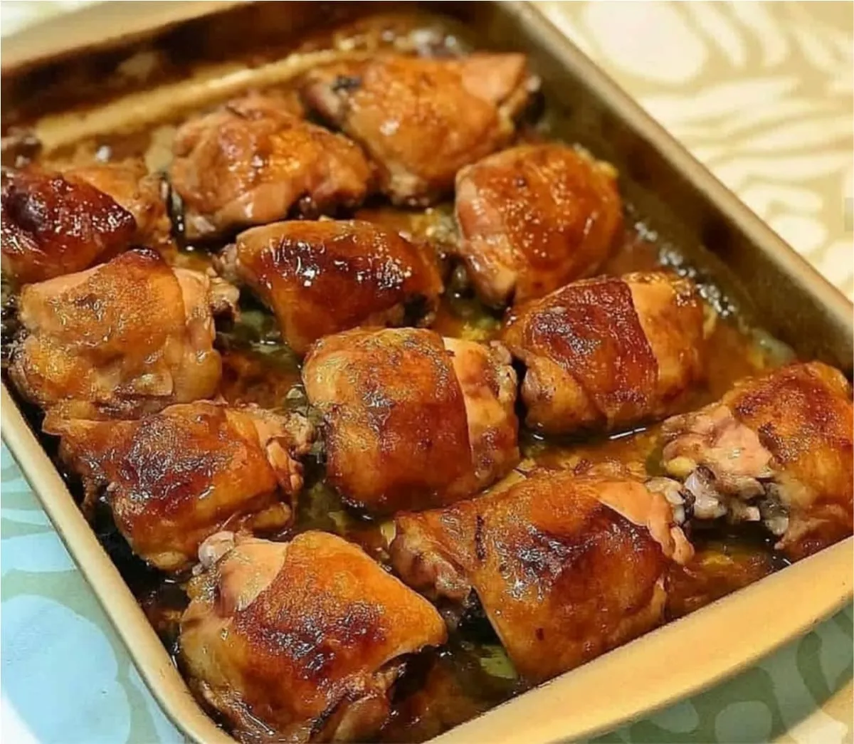 Sobrecoxas de frango assadas com creme de cebola deliciosas