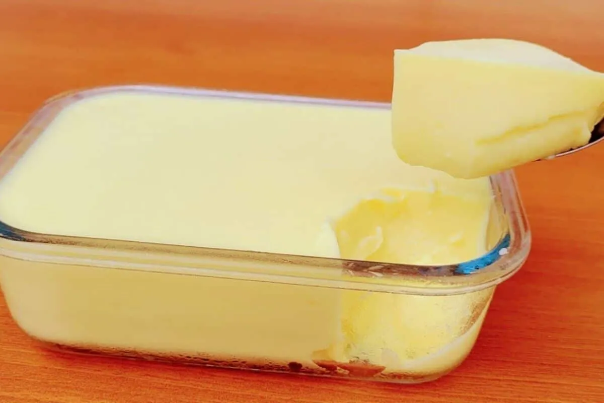 Sobremesa com 2 ingredientes básicos que você mistura, gela