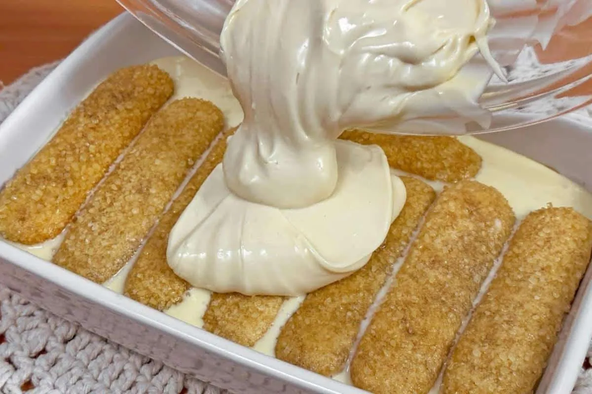 Sobremesa com biscoito champagne com ser a atração principal