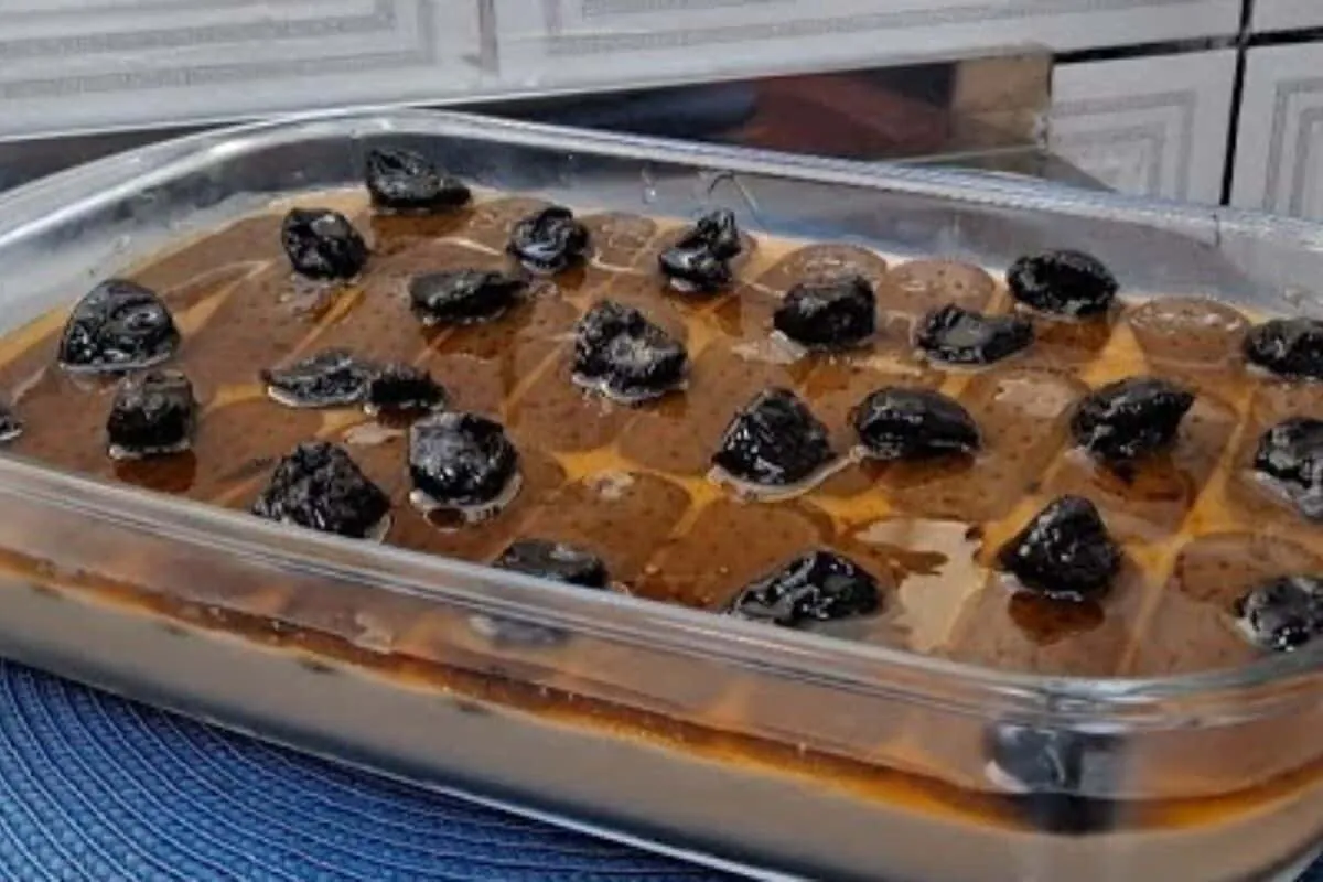 Sobremesa com doce de leite e ameixa: a combinação clássica
