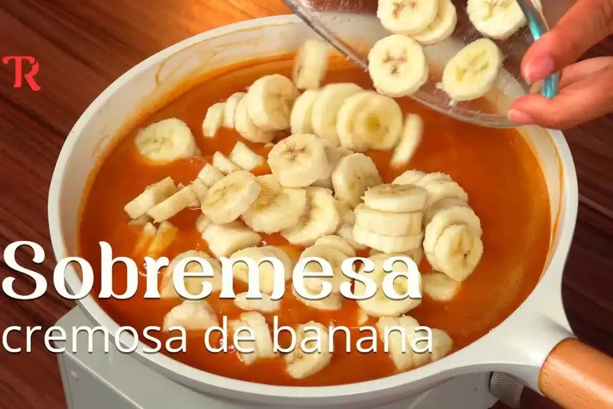 Sobremesa cremosa de banana que derrete na boca, um doce cas