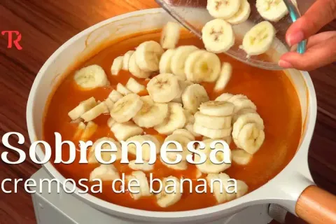 Sobremesa cremosa de banana que derrete na boca, um doce cas