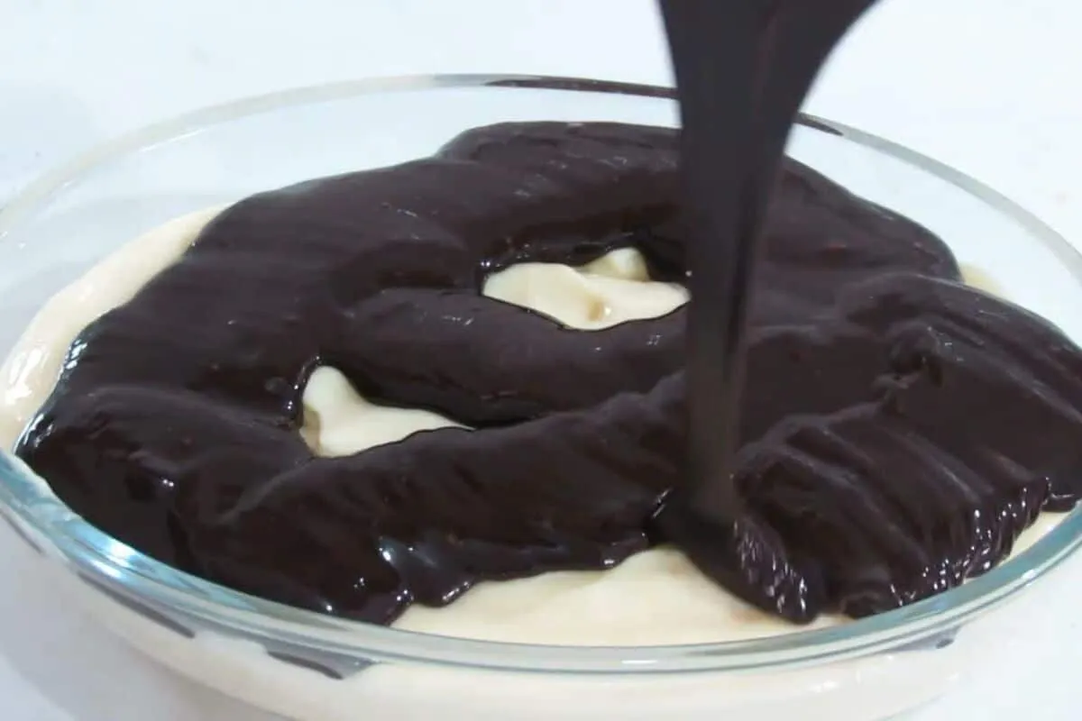 Sobremesa de abacaxi com chocolate pra refrescar, adoçar e d