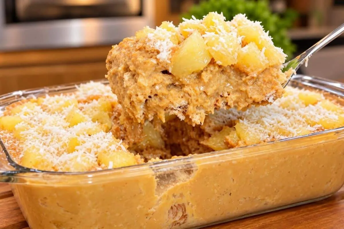 Sobremesa de abacaxi com doce de leite e coco extremamente c