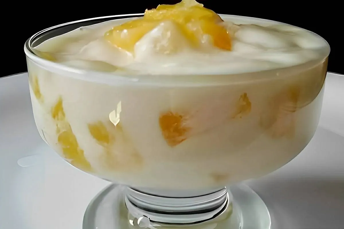 Sobremesa de abacaxi com pedacinhos da fruta a cara da sua c