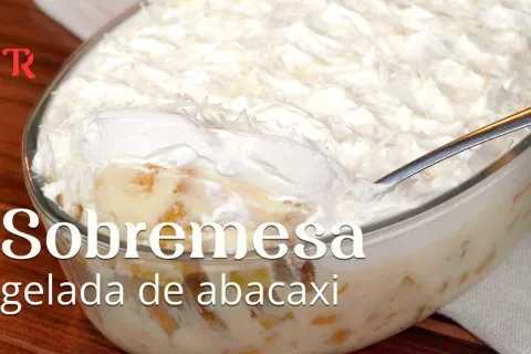Sobremesa de abacaxi geladinha e bem cremosa, que vai deixar