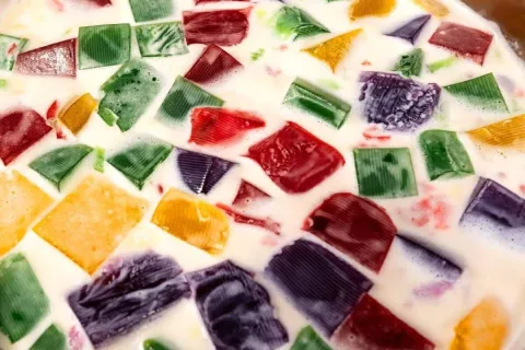 Sobremesa de gelatina colorida com creme de leite ninho para