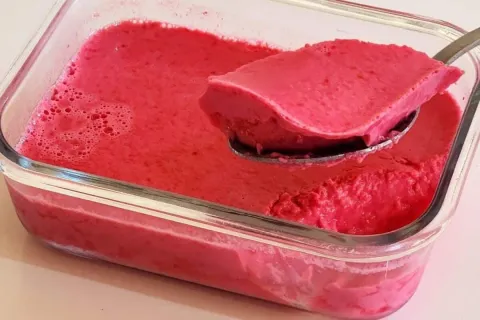Sobremesa de gelatina feita apenas com leite e gelatina, a r