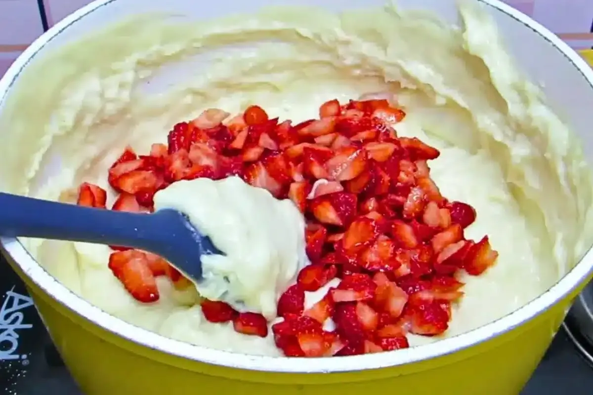 Sobremesa de leite Ninho com morango super fácil e cremosa,