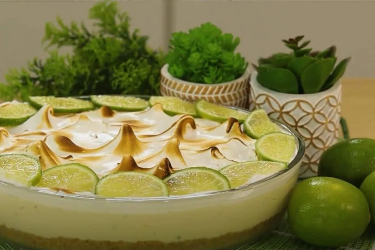 Sobremesa de limão com mousse aerado e base crocante de bisc