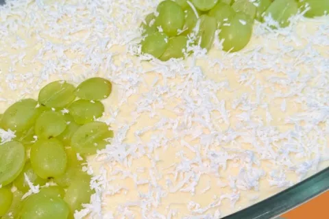 Sobremesa de massa folhada com camadas crocantes e um rechei