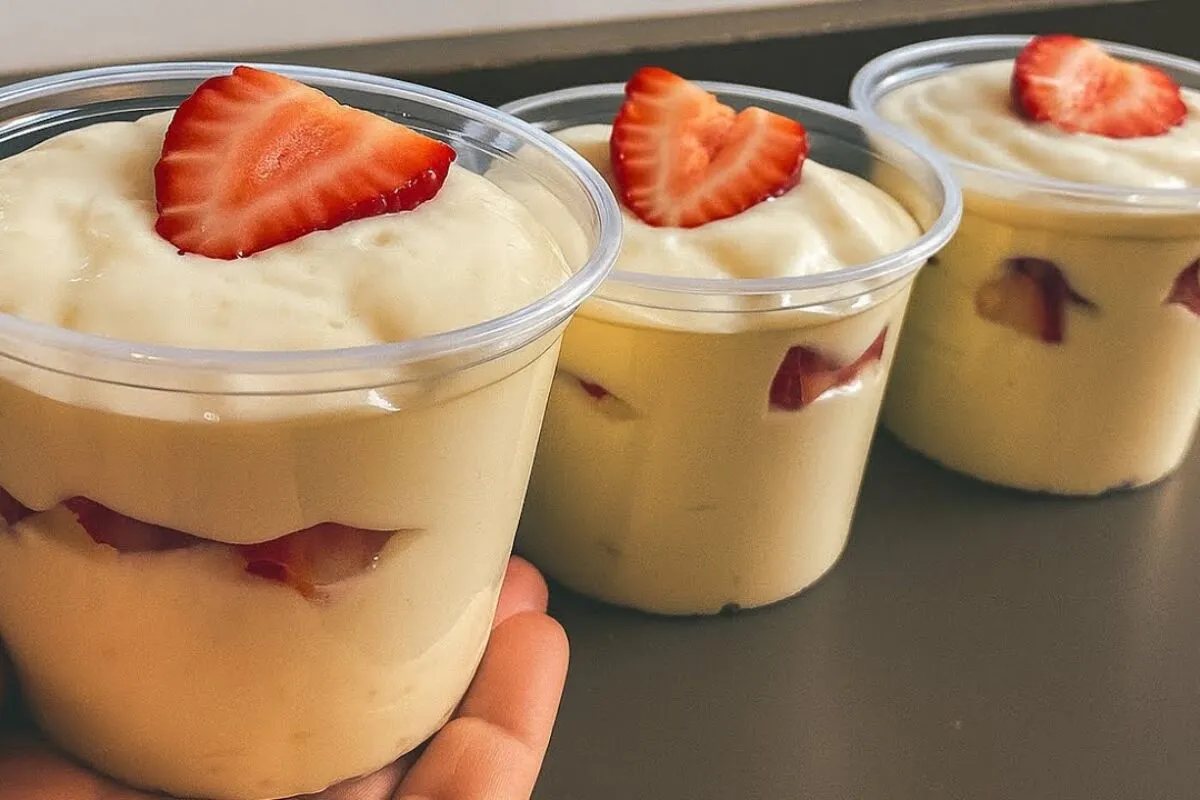 Sobremesa de morango e chantilly feita no liquidificador sim