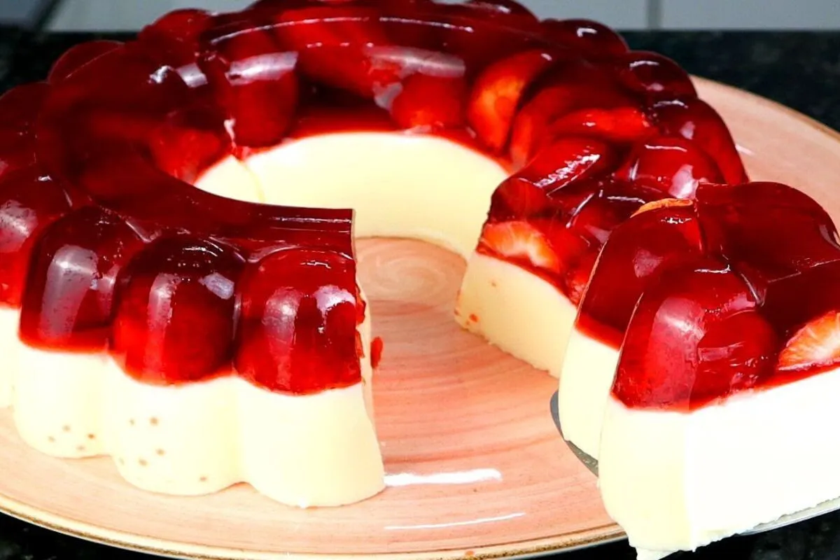 Sobremesa de morango montada: o doce simples e muito fácil d