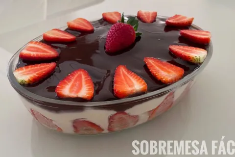 Sobremesa de morango na travessa fácil e rápida para ser o d