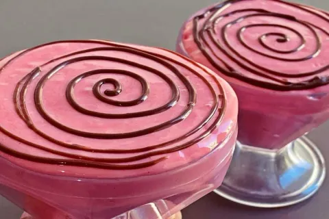 Sobremesa de morango rápida e deliciosa, que você bate no li