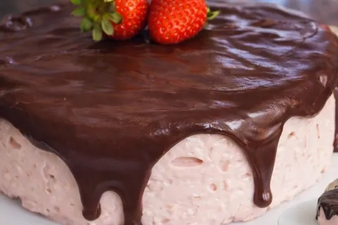 Sobremesa de morango tipo mousse de corte, que fica com uma 