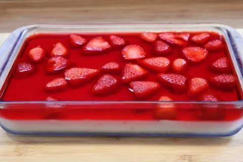 Sobremesa de morango, uma opção gelada, linda e muito refres