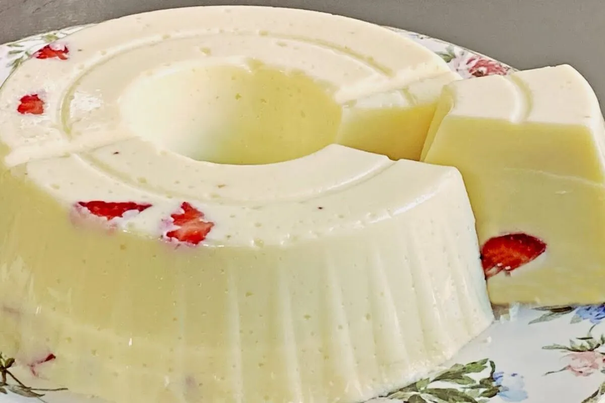 Sobremesa de ninho com morango deliciosa e que agrada toda a