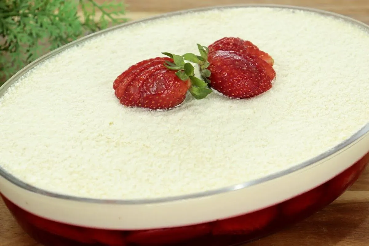Sobremesa de ninho com morango, que é rápida e econômica, al
