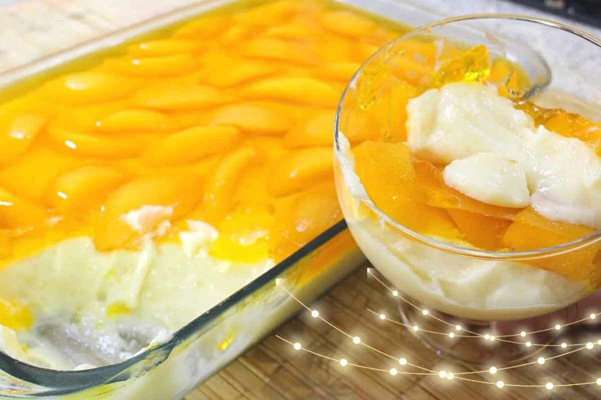 Sobremesa de pêssego geladinha e deliciosa para servir depoi