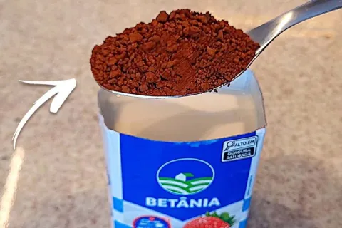 Sobremesa deliciosa adicionando café no creme de leite, uma 