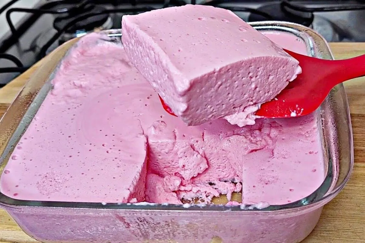 Sobremesa fácil de morango com camadas lindas e um sabor irr
