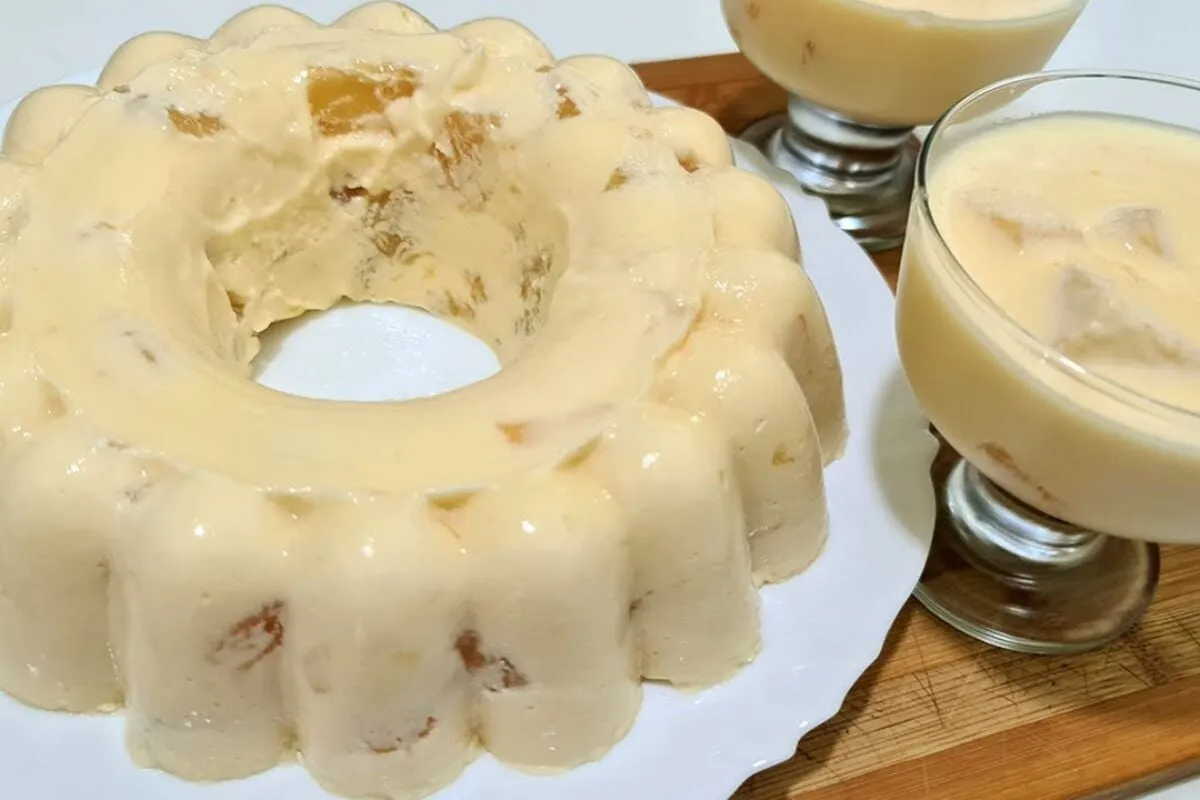 Sobremesa gelada de abacaxi que leva pedacinhos da fruta, um