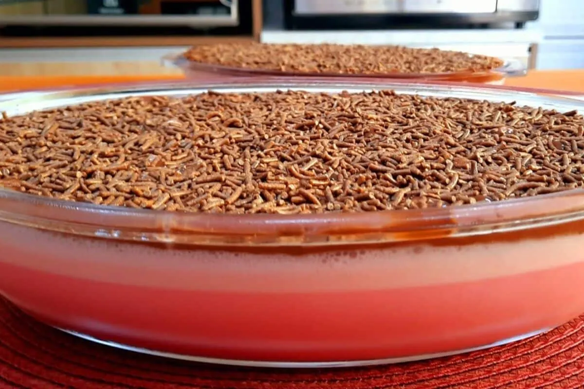 Sobremesa gelada de chocolate muito cremosa e fácil de fazer