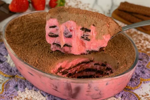 Sobremesa gelada de morango: o doce mais fácil e gostoso que