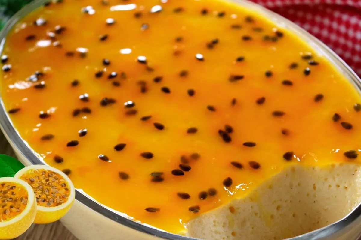 Sobremesa gelada de mousse de maracujá fácil e refrescante,