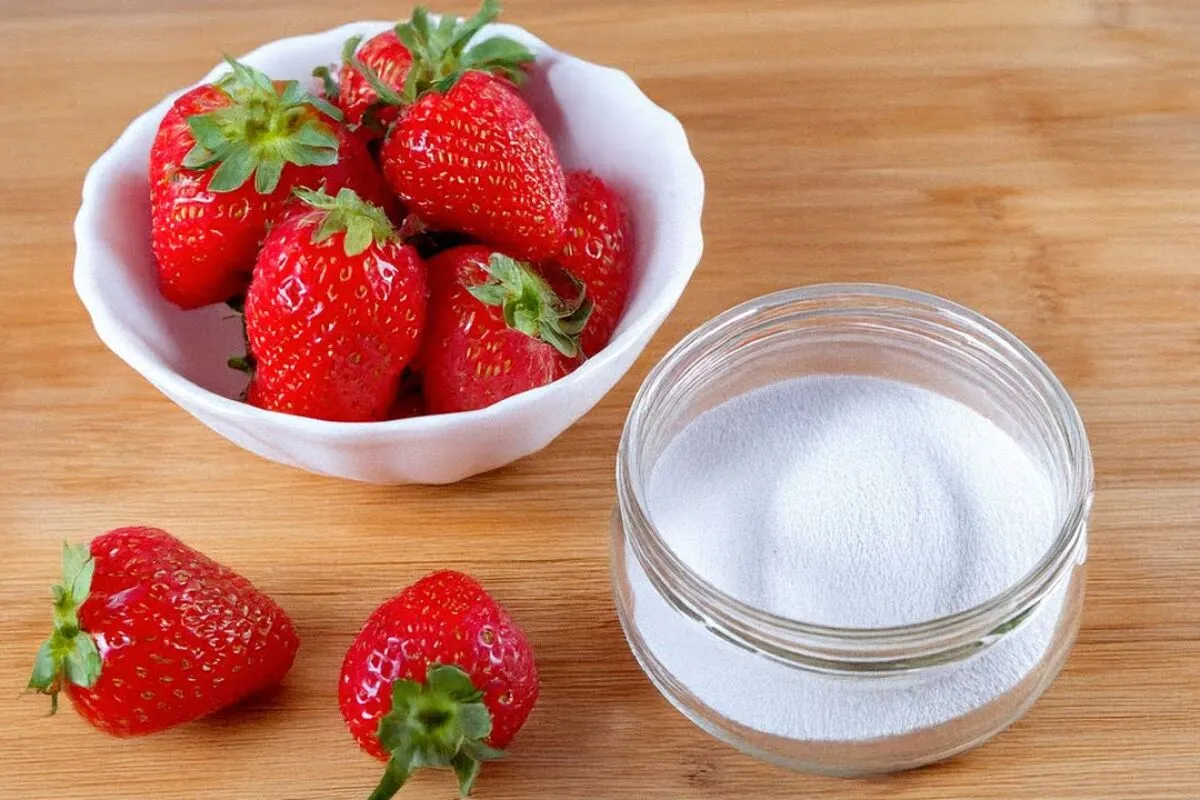 Sobremesa low carb: misture morango com gelatina para ter um