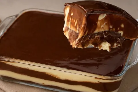 Sobremesa marido gelado com um creme super cremoso e cobertu