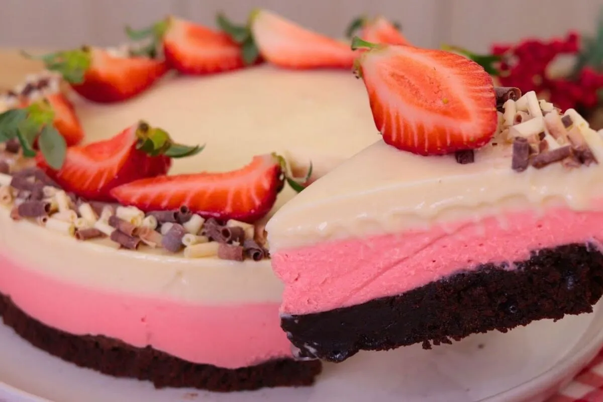 Sobremesa napolitana combinando chocolate, morango e creme e