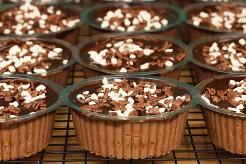 Sobremesa no pote tipo pavê de chocolate fácil, que fica abs
