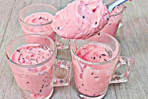 Sobremesa rápida e fácil feita com poucos ingredientes para 